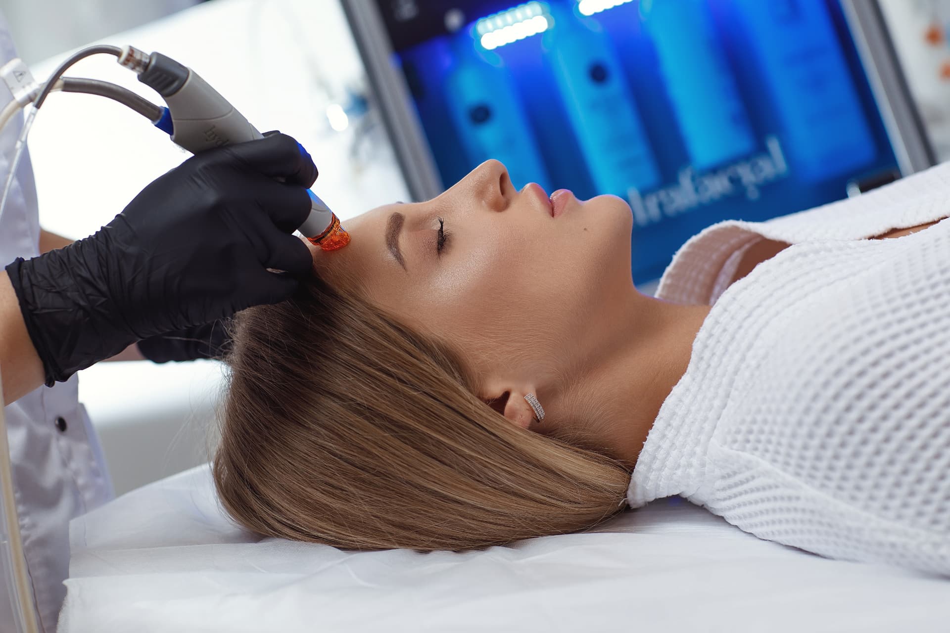 HydraFacial Behandlung des Gesichts mit Handstück