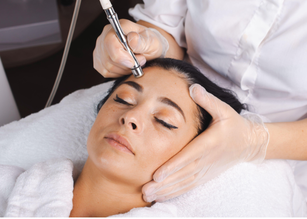 Diamant-Microdermabrasion Behandlung im Gesicht